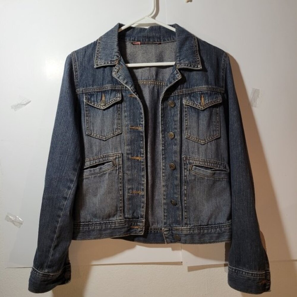 Womens bdg Denim cropped jacket Size is missing but its small Measurements below